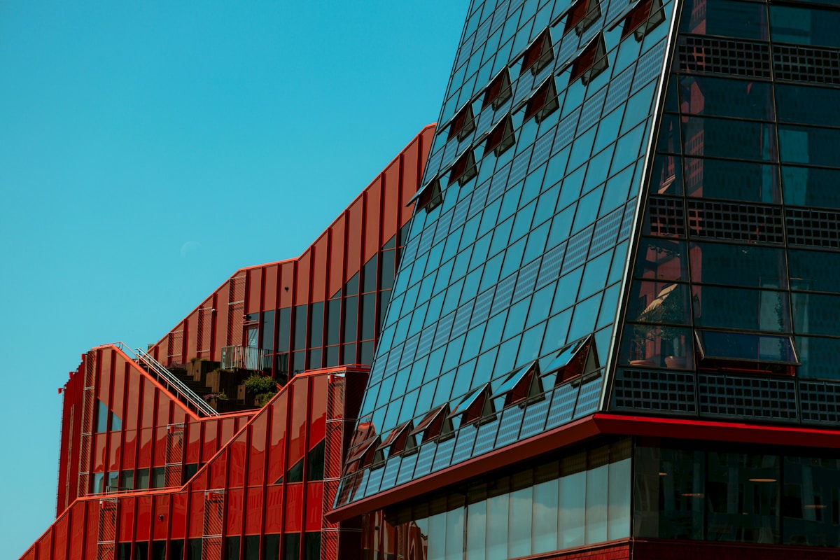 Architecture contemporaine rouge et bleue